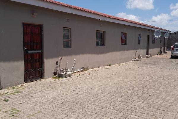 Sizwe Mlungwana Properties is happy to introduce 
this property into the market.

3 huge flats.
Each flat has 2bedrooms, open plan ...