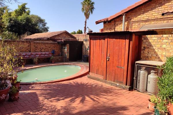 3 bed 3 bath for rent in Noordwyk, Midrand.

Two kitchens. One main inside and the outdoor kitchen.

One big  lounge.

One dining ...