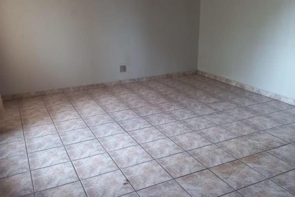 3 Bedrooms, Lounge, Dining room, Kitchen Lapa
2 Bedroom Flatlet
Garage
Will get emfuleni bill every month