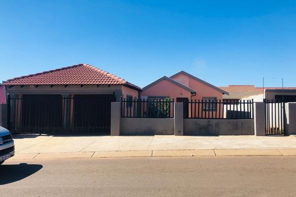 3 Bedroom House in Mahube Valley

Exclusive Mandate

Welcome to your dream home! This spacious and inviting 3 bedroom home is ...