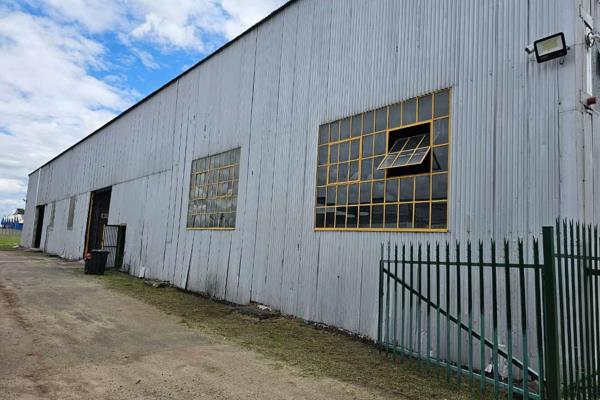 This spacious industrial unit is situated in a secure industrial park with access ...