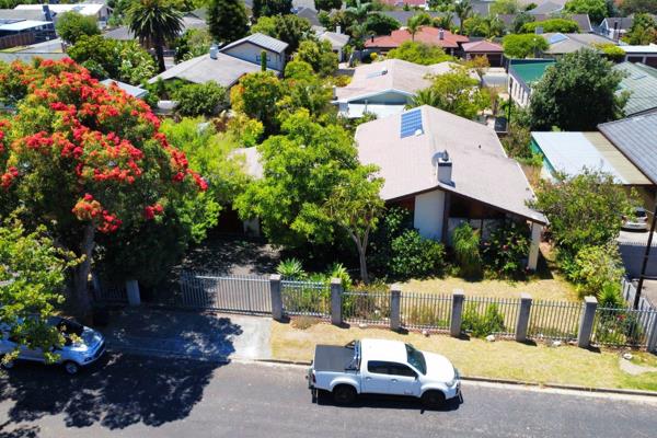 Newly listed neat and well maintained 4 bedroom, or 3 bedrooms and study family home in popular, safe and secure suburb of Bellair ...