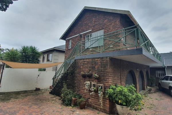 You will love coming home to this lovely upstairs sun flooded garden flatlet.
There is a ...