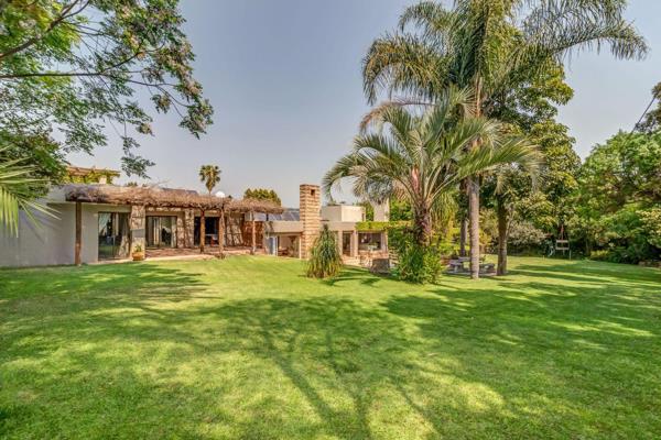 Welcome to this private paradise set on a 1 990 sqm stand within the secure Fourways Gardens Estate.  This remarkable property has a ...