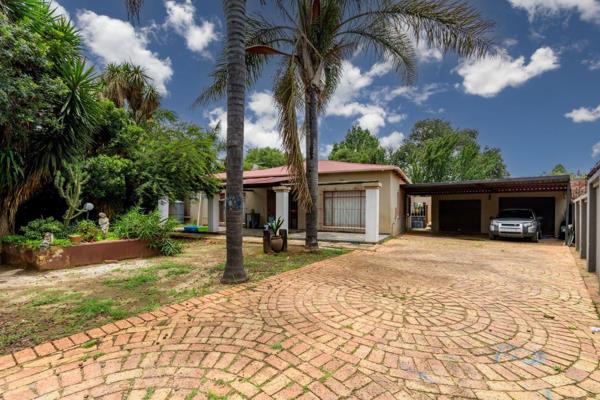 This spacious house with 5 bedrooms, big covered entertainment area and attached cottage ...