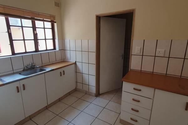 This tiled 1-bedroom granny flat offers a practical layout, featuring a kitchenette and a full bathroom. Ideal for singles or couples ...