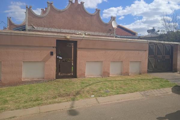 Charming 4-Bedroom Home for Sale in Lenasia South Ext 4 - R600,000

This delightful 4-bedroom house, located in the heart of Lenasia ...