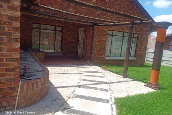 Spacious and very neat 3 bedroom house, 2 bathrooms, living area, study, kitchen with laundry, swimming pool with lapa and braai ...