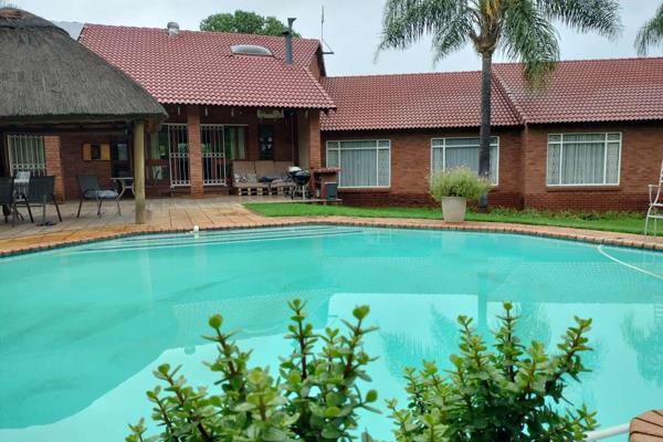 This prime property is located in the heart of Raslouw and offers the following:

The ...