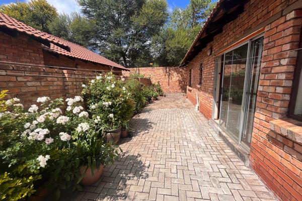 Location: Conveniently situated in central midrand, with easy access to Kyalami and Sunninghill.

Property Features:

2 Spacious ...