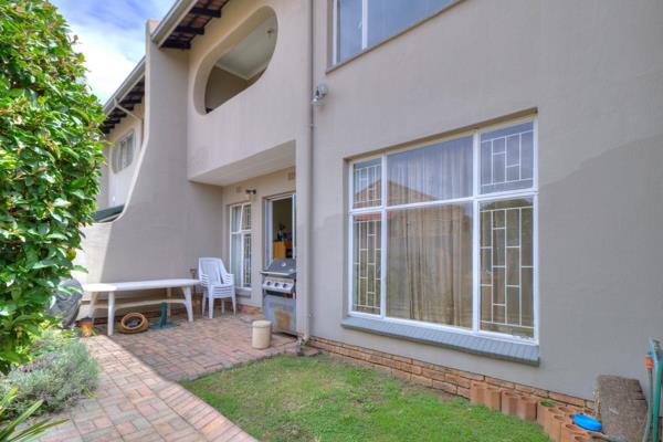 Nestled in the serene neighborhood of Glen Marais, we offer this charming duplex offering both comfort and potential.
Upstairs ...