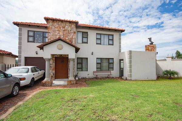 Charming 3-Bedroom house in Secure Complex, Jordaan Park

Welcome to this beautifully and spacious 3-bedroom and 2.5-Bathroom house ...