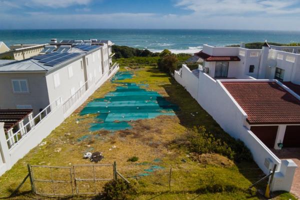 Located in picturesque Voelklip,  Hermanus, this large double plot is one of the last ...