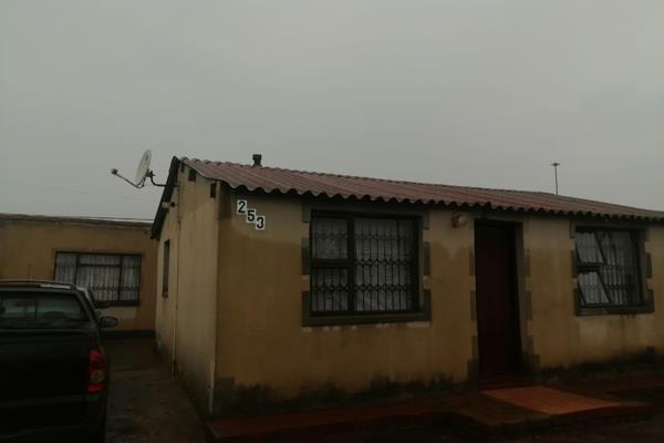 Presenting this 2 bedroomed house for sale located in Sebokeng Zone 13. The property offers an open plan kitchen, lounge area and one ...