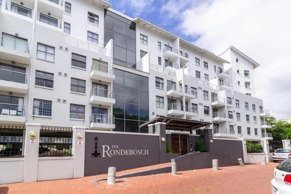 One bedroom, one bathroom, fitted kitchen, furnished apartment in a secure building in ...