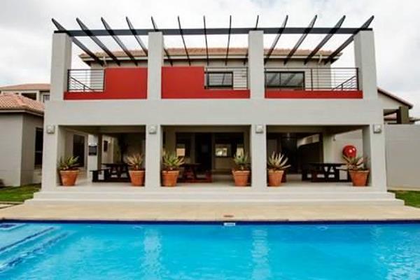 AUGUSTA Complex in Fourways 

This is a well-maintained, first-floor apartment in Augusta featuring 2 bedrooms and 1 bathroom. The ...