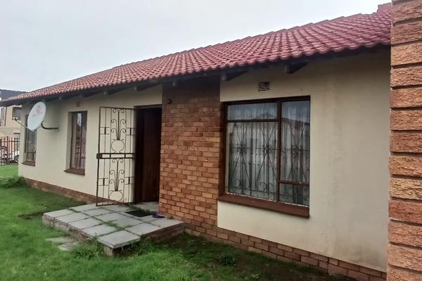 Great Offer!
Located In EXT4
Easy access to main road.
Walking distance to Emba mall, Schools, Bus stops, Gas Station and medical ...