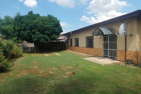 This home offers a flatlet for income plus another built-on granny flat flows from the main house. Situated near pharmacy and church. ...