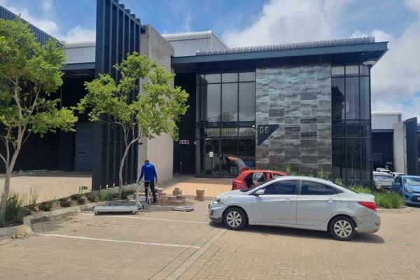 Situated in Old Mint Park this warehouse is in a prime light industrial location
Centrally located between Johannesburg and Pretoria ...