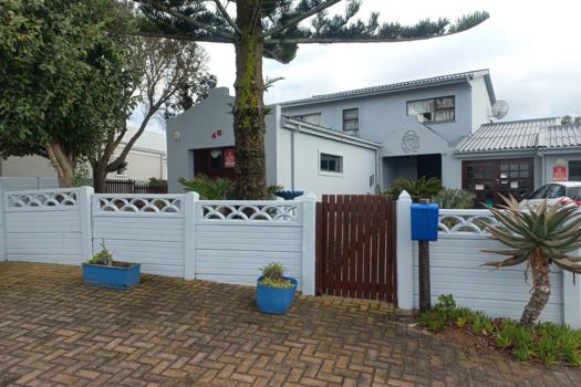 4 Bedroom House for sale in Stilbaai Wes