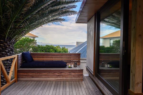 Licorne Studio with ocean view.

The Licorne Studio is nestled between the Muizenberg ...