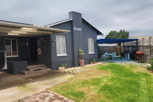 Looking for a comfortable and spacious home for your family? This property in the heart of Lewisham, Krugersdorp, offers a great living ...