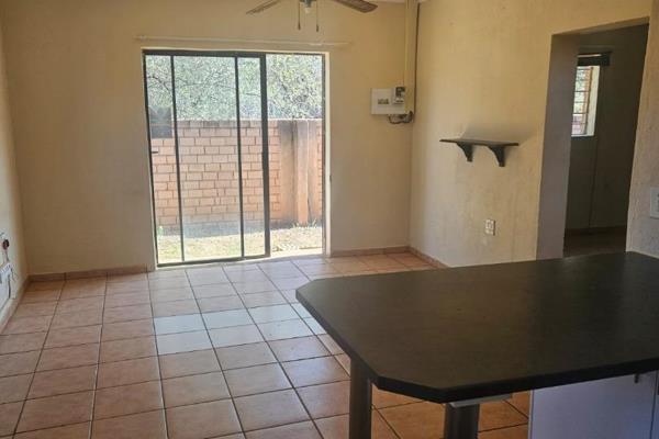 Flat to rent on plot
1 Bedroom
1 bathroom
Open-plan lounge and kitchen
1 Covered parking
Water included
Prepaid electricity.
No ...