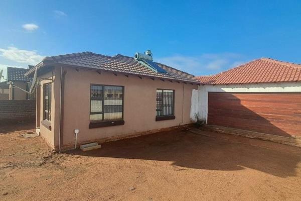 The three-bedroom house at block VV Soshanguve East is available for rental immediately. 

This house has build in cupboards in all 3 ...