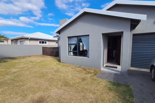 This is a lovely, pet friendly, family home.

Open-plan lounge, inside braai room and kitchen.
The braai room has sliding doors that ...