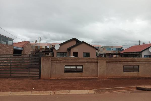 Selling Price: R550 000

Location: Garankuwa unit 9

Erf: 260 sqm
Floor: 40 sqm
 2 ...