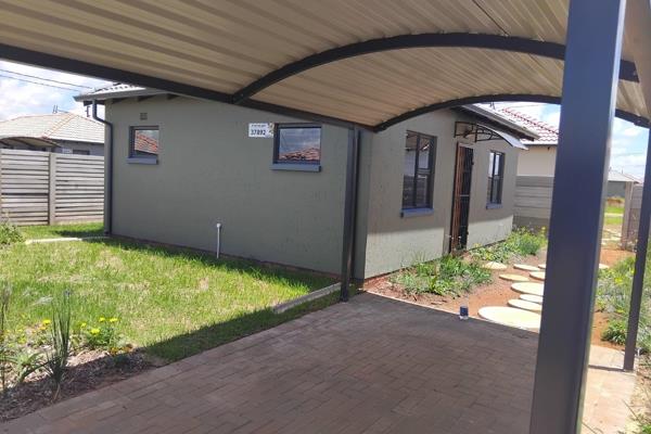 This free standing house in the desirable Protea glen is perfect for first-time buyers ...