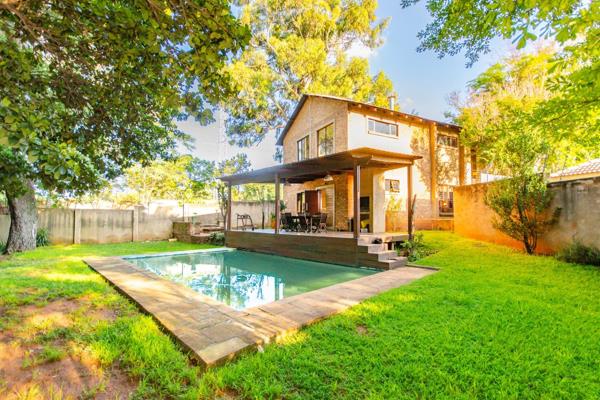 ** exclusive mandate**
going, going, gone!
The location is in the middle of the Menlyn Old East hub, but it is still tucked away!
This 4-bedroom house is calling for the arty, fun-loving, relaxed-style family who wants to live in the Lynnwood Glen boomed Security ...