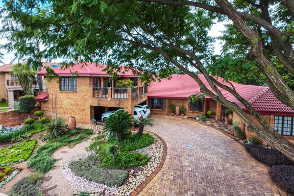 Eldo Park

Discover this exquisite low-maintenance brick home offering spacious and luxurious living in the heart of Eldo Park. This ...