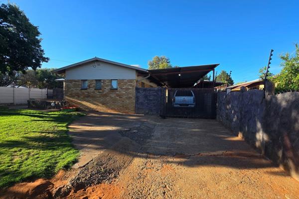 Lovely Family home offering 3 bedrooms, 2 bathrooms. Kitchen with stove. Lounge and dining room area. Indoor and outdoor braai area. ...