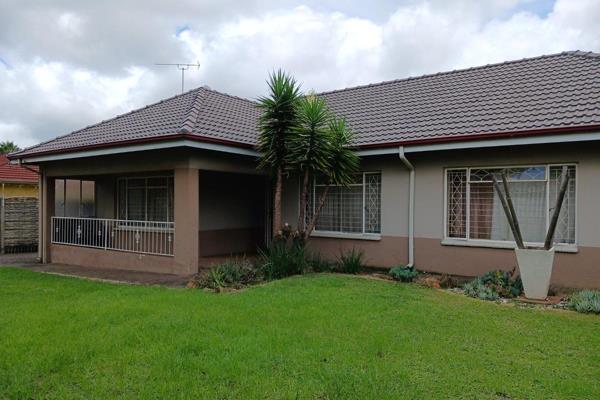 Come and see this spacious 3 bedroom 2 bathroom house on a shared property in Kempton Park.
This property offers:
Open plan lounge ...