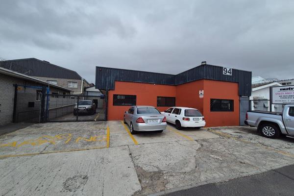 This centrally located 461m2 warehouse with an additional 300m2 lane/yard space is ...