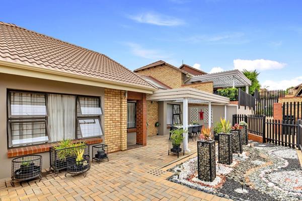 Spacious 3-Bedroom Home in Olivedale Retirement Village 

This delightful 3-bedroom simplex offers comfortable retirement living with 2 ...