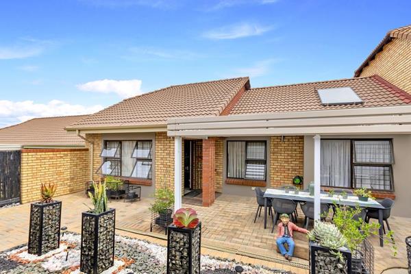 Spacious 3-Bedroom Home in Olivedale Retirement Village 

This delightful 3-bedroom simplex offers comfortable retirement living with 2 ...