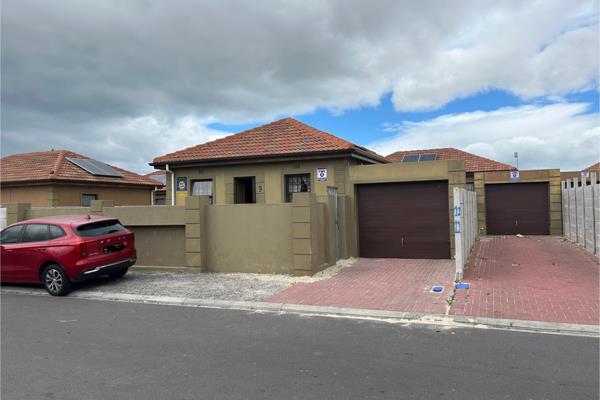 Show house on appointment only !!

Beautiful 3-Bedroom Starter Home in Westridge!

Priced at R1,225,000, this stunning property sits on ...