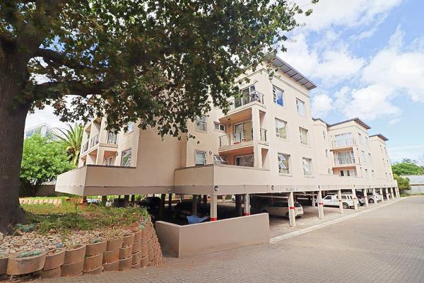 Exceptionally neat 2-bedroom apartment situated in Parkview Villas. Enjoy the spacious open-plan lounge which extends to a private ...