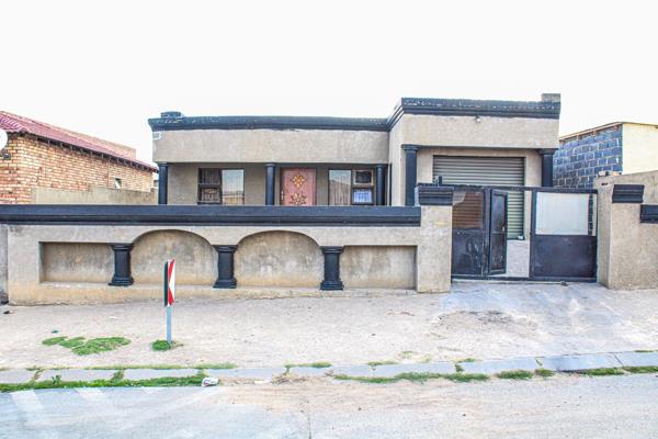 Affordable Property in Tembisa

Property Features:
Main House:
•	3 bedrooms, including a main bedroom with an ensuite
•	A modern ...