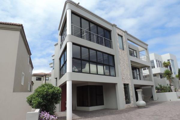 LUXURIOUS FOUR BEDROOM HOME WITH LAGOON VIEWS
 
This exceptional home exudes ...