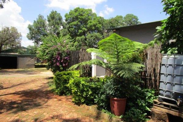 This is a neat, open-plan Loft Unit situated on an Eco-Estate.
It offers a tiled ...