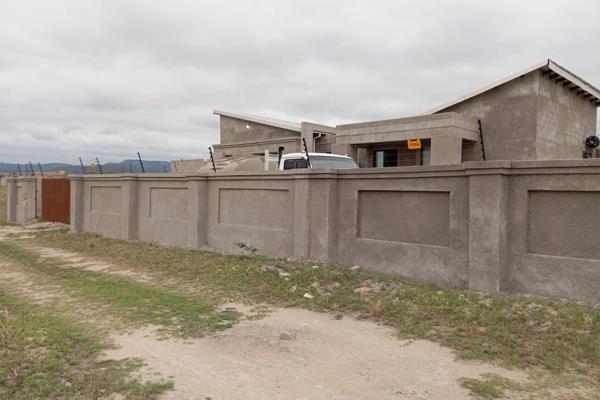 Welcome to this stunning newly built 4-bedroom family home located in the serene neighborhood of Kabokweni. This spacious residence ...