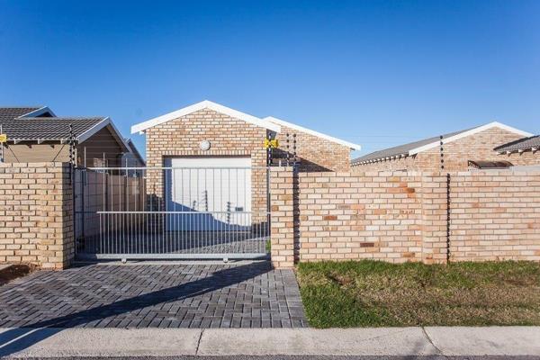 Modern house in Parsons Ridge

Consisting of the following:

3 Bedrooms
2 Bathrooms
Kitchen 
Lounge
Single Garage and small ...