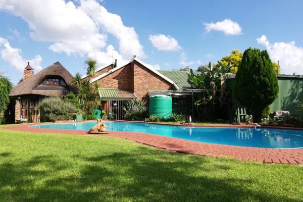 Boat /Caravan Locker, Solar Geyser, Gas Geyser and 6 Jojo Tanks that supply entire property. This is  a Dream Home has a  huge Garden ...