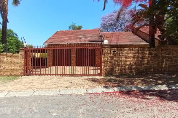 A Family Gem Just 200m from Randpark High

Situated in a peaceful, family-friendly neighbourhood, this spacious 4-bedroom, 3-bathroom ...