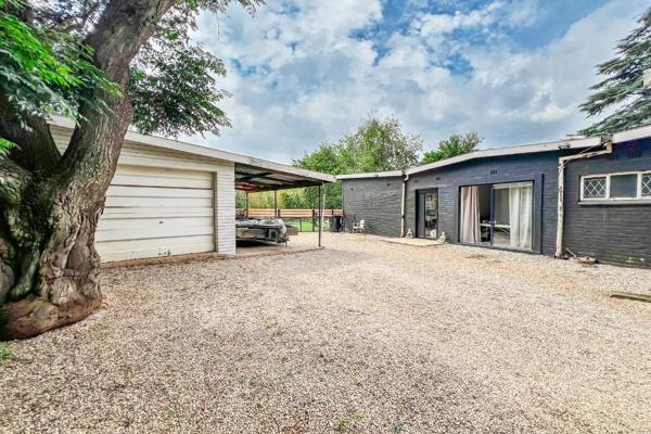 Situated on a vast 2030sqm stand within a secure and highly sought-after boomed enclosure in Lakefield, this charming property offers ...