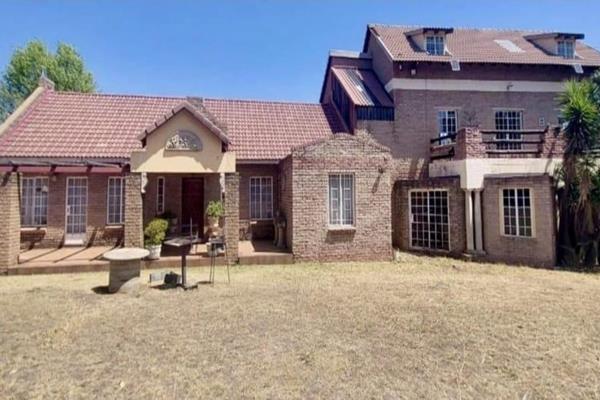 This 2.15 ha farm For Sale in Benoni AH offers:
Main house :
3 Bedrooms
1 Bathroom
Kitchen
Lounge
Dining room
Laundry

2nd House ...