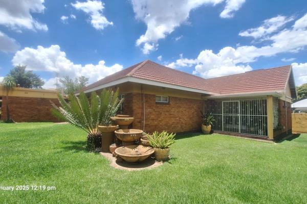 This lovely home is in the lovely neighborhood of Parkdene in Boksburg.
Close to petrol station, shops and the new Boulevard Mall ...